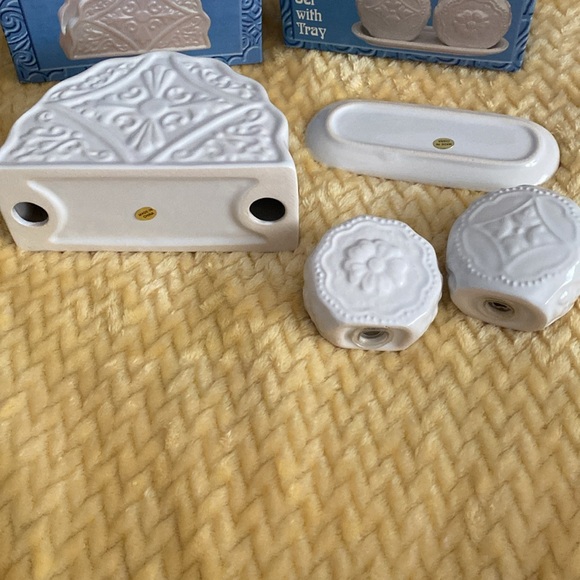 Napkin holder and Salt and Pepper Set with Tray - Picture 6 of 11